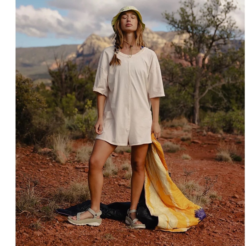 FREE PEOPLE HOT SHOT TEE ROMPER - BLEACHED CLAY‎